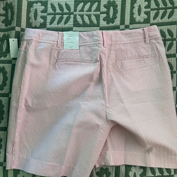 Talbots seersucker perfect short 7.5” - Picture 2 of 2